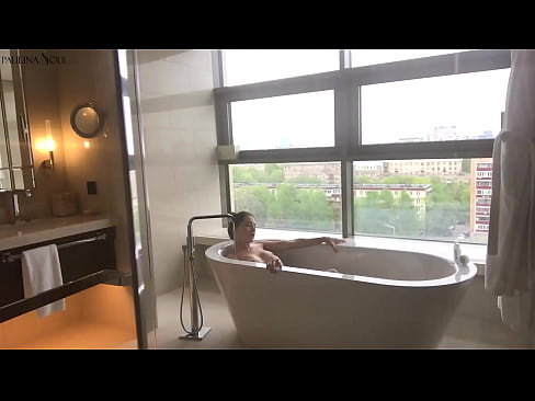 ❤️ 巨大的宝贝 激情地在浴室里撸起了她的阴部 ️ Fucking️❤