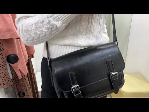 ❤️ 年轻婊子FeralBerry在试衣间用假阳具公开自慰 ️ Fucking️❤