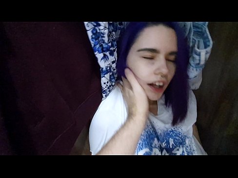 ❤️ 在衣柜里发现我的妹妹并帮助她射精 ️ Fucking️❤